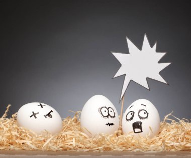 Komik küçük Paskalya yortusu yumurta hikayeler gidiyor çizgi roman tarzı işaretleri, el ifade ile çizilen yüzler: bir ölü, iki korkak