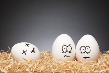 Komik küçük Paskalya yortusu yumurta hikayeler, el ifade ile çizilen yüzler: bir ölü, iki korkak