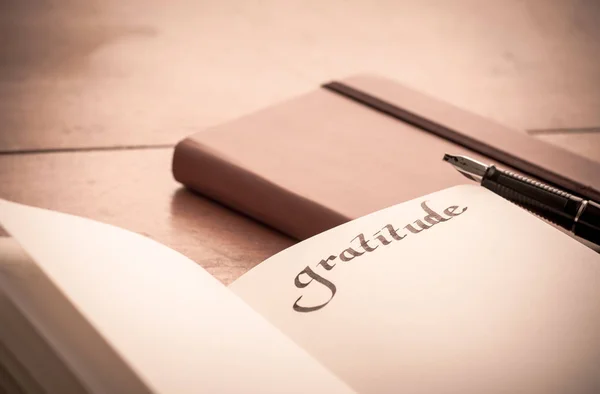 Notitieblok op houten tafel - dankbaarheid dagboek, selectieve aandacht, o — Stockfoto