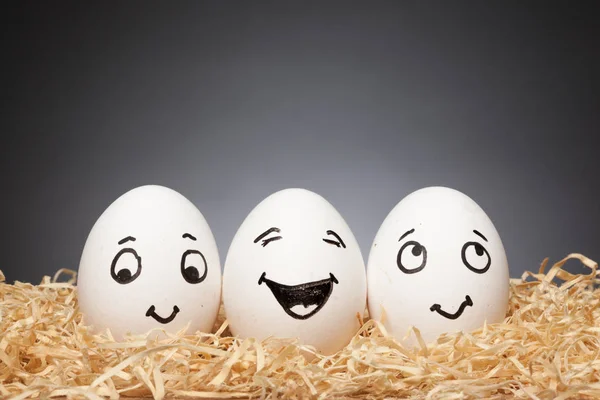 Graciosas pequeñas historias de huevos de Pascua, caras dibujadas a mano con expresión: Feliz sonrisa — Foto de Stock