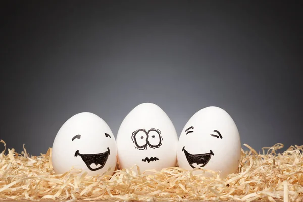 Pequeñas historias divertidas de huevos de Pascua, caras dibujadas a mano con expresión: Uno asustado, dos sonrientes — Foto de Stock