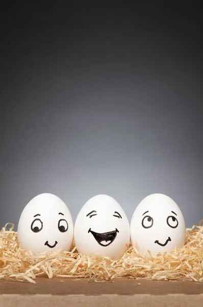 Graciosas pequeñas historias de huevos de Pascua, caras dibujadas a mano con expresión: Feliz sonrisa — Foto de Stock