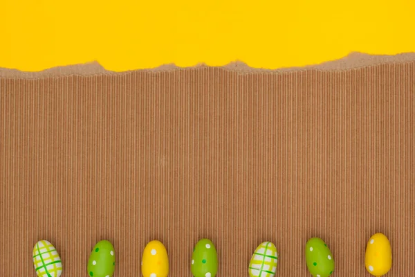 Sfondi di carta, motivi, giallo / cartone, uova di Pasqua — Foto Stock