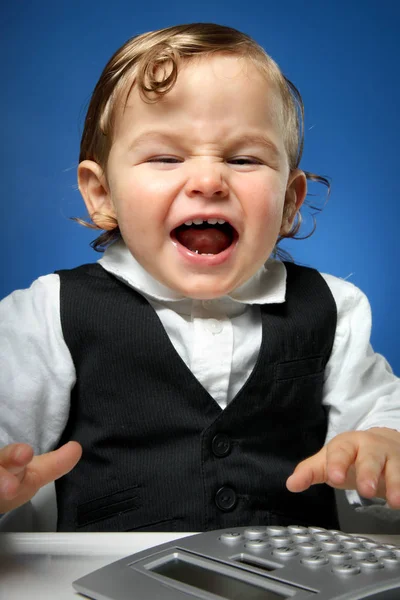 Business Goeroes beginnen met jonge, leuke jongen lachen, berekening van zijn winst. Portret op blauwe achtergrond — Stockfoto