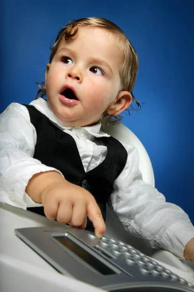 Business Goeroes beginnen met jonge, verveeld schattige jongen, zijn winst berekenen. Portret op blauwe achtergrond — Stockfoto