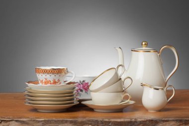 Vintage çay bardak üzerinde ahşap tablo - gri arka plan - yatay, basit Studio natürmort