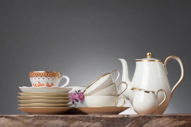 Vintage çay bardak üzerinde ahşap tablo - gri arka plan - yatay, basit Studio natürmort