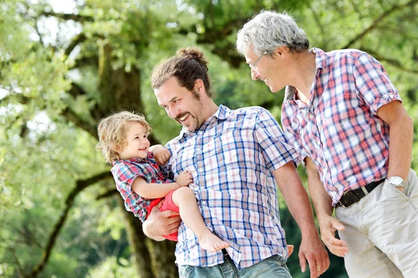 Generazioni Famiglia: Padre, figlio e nonno, all'aperto, in natura, godendo il loro tempo di qualità insieme, Tutti in camicia a scacchi — Foto Stock