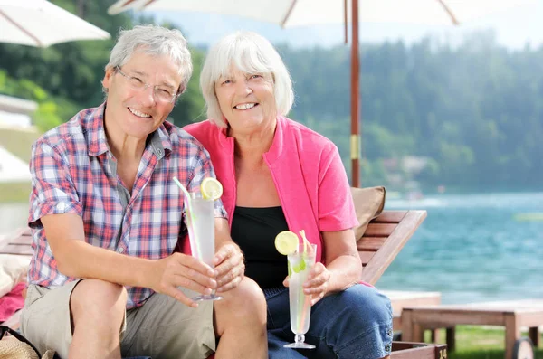 Serie di una coppia anziana carina (uomo e donna) in vacanza a Su — Foto Stock