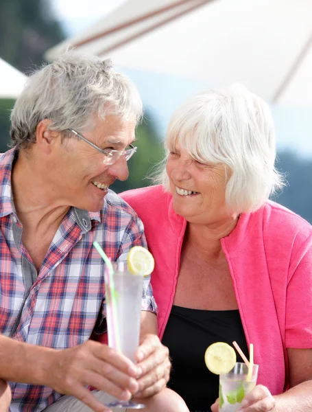 Serie di una coppia anziana carina (uomo e donna) in vacanza a Su — Foto Stock