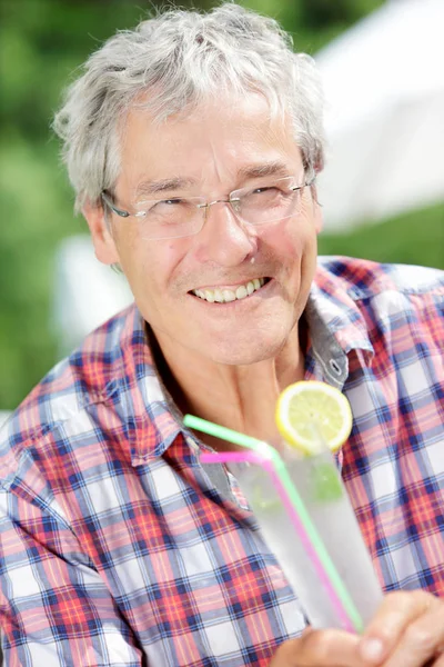 Serie van een schattig Senior stel (Man en vrouw) op vakantie in Su — Stockfoto