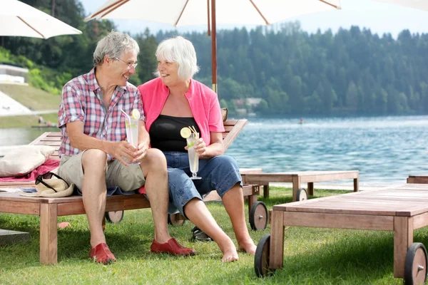 Serie di una coppia anziana carina (uomo e donna) in vacanza a Su — Foto Stock