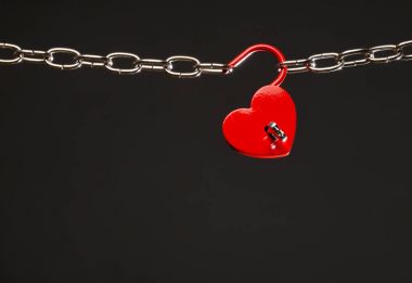 Kırmızı kalp şeklinde kilit ve zincir, açık, gri arka plan üzerinde izole