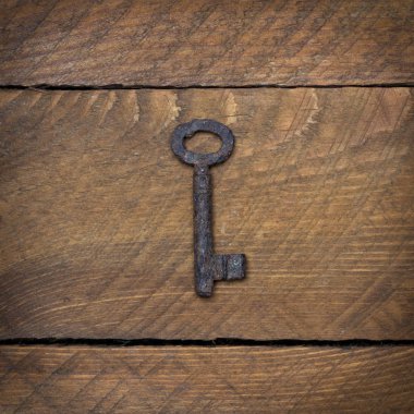 Eski ve paslı nesne üzerinde ahşap arka plan, kare kırpma: paslı anahtar