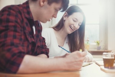 Genç Yetişkin Eğitimi ve having Fun evde, farklı Smartphone, normal not defterleri ve dizüstü bilgisayar ile
