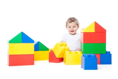 Oluşturucu ile büyük ihtiyaç duyan bir yeni yer, ev veya Emlak, göl kenarında beyaz üzerine hiçbir marka renkli yapı taşları bebeğim