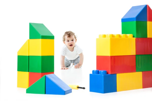 Baby Builder con enormes bloques de construcción coloridos marca NO, Necesidad de un nuevo lugar, casa o bienes raíces, Aislado en blanco —  Fotos de Stock