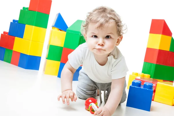 Funny Baby Builder con enormes bloques de construcción coloridos de la marca NO — Foto de Stock
