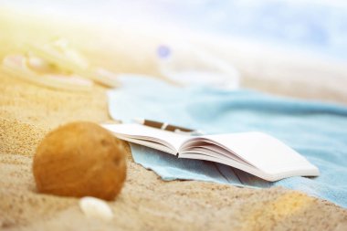Yaz hala can Beach, sunny lüks ve kokteyller üzerinde: bir seyahat dergi yazma. Alan sığ derinliği