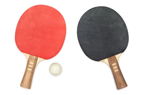 Tenis de mesa usado / Ping-Pong Paletas / raquetas, aisladas sobre fondo blanco, con una bola vieja —  Fotos de Stock