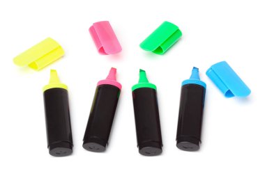 Higlighter işaretleri / Textliners: pembe yeşil ve beyaz arka plan üzerinde izole mavi, sarı