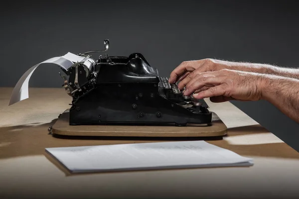Alte Schreibmaschinenkonzeptserie über Schreiben und Schreibblockieren. Inspiration ist manchmal schwer zu finden — Stockfoto
