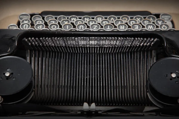 Alte Schreibmaschine von oben: Großaufnahme von Tasten und Buchstaben — Stockfoto