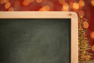 Noel Blackboard yakın çekim kırmızı Bokeh ışıklar arka plan, sıcak ve samimi kopya alanı ile