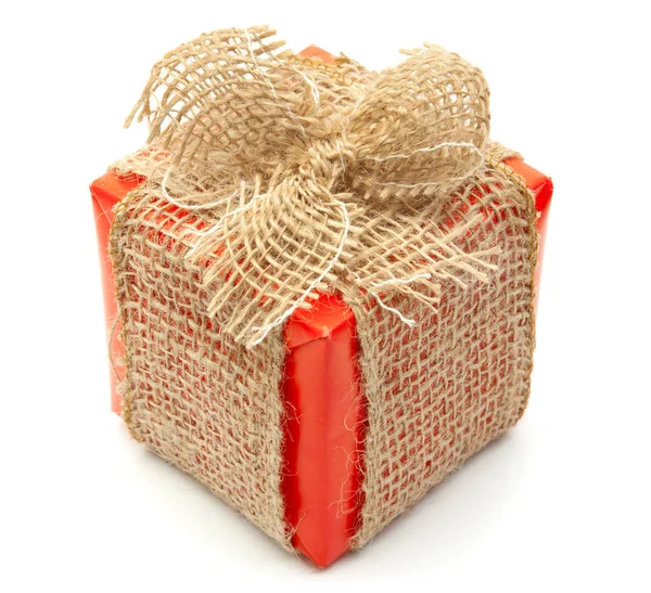 自然看圣诞礼物包裹在红色的纸，用黄麻织带-白切出一个孤立 — 图库照片