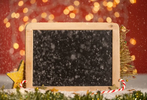 Weihnachten Tafel mit Schnee und rotem Bokeh-Licht Hintergrund, warm und gemütlich mit Kopierraum — Stockfoto