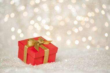 Kırmızı tatil Noel hediyesi hediye köpüklü Bokeh ışıklar içinde belgili tanımlık geçmiş ile karda