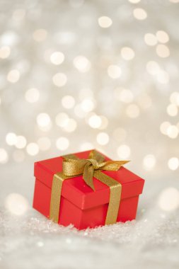 Kırmızı tatil Noel hediyesi hediye köpüklü Bokeh ışıklar içinde belgili tanımlık geçmiş ile karda