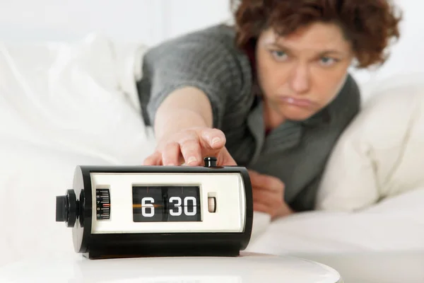 Relógio de alarme vintage definido às 6: 30 da manhã, muito cedo para a mulher rabugenta ter que se levantar — Fotografia de Stock