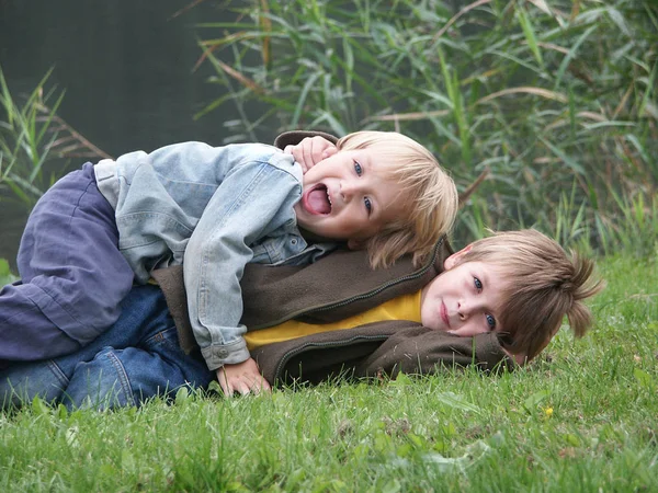 Due simpatici fratelli fratelli si divertono insieme all'aperto in natura — Foto Stock