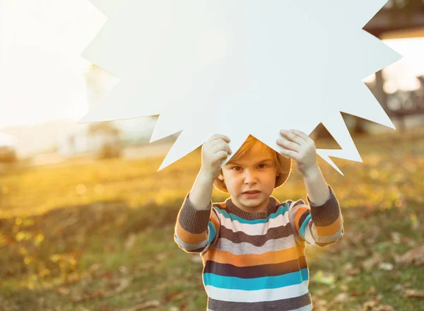 Little Boy expressing himself by using speech bubbles: he is VERY angry and wants to protest (for having to brush his teeth tonight ;) ) — Stockfoto