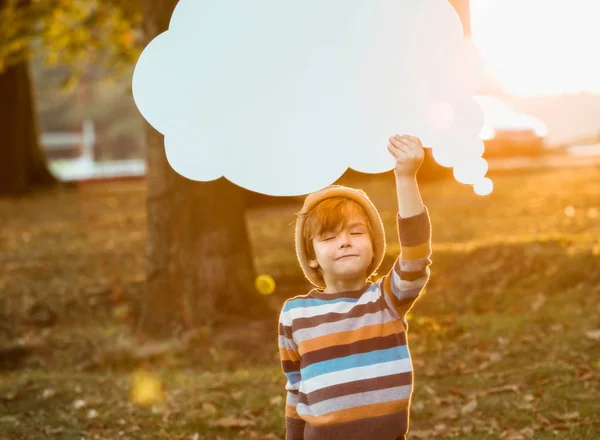 Little Boy se expressando usando bolhas de fala: estar calmo e relaxado, apenas pensando em bons pensamentos — Fotografia de Stock