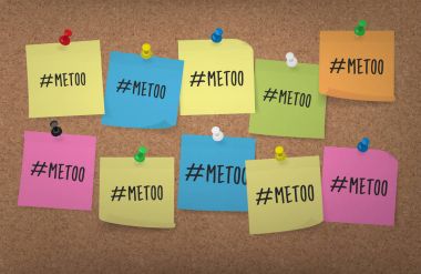 Bana çok hashtag cinsel taciz sosyal medya kampanyası anti mantar pano arka plan üzerinde bir yapışkan notu