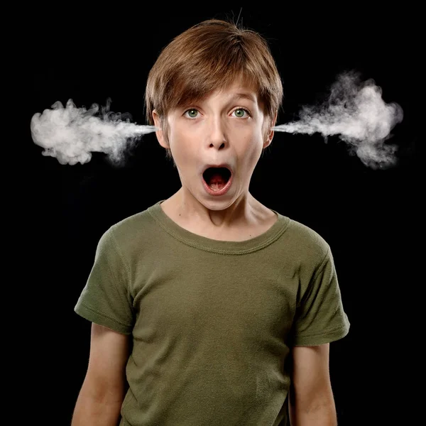 School Boy étant surmené et choqué par tous les devoirs qu'il obtient : Steam sort de ses oreilles, isolé sur fond noir — Photo