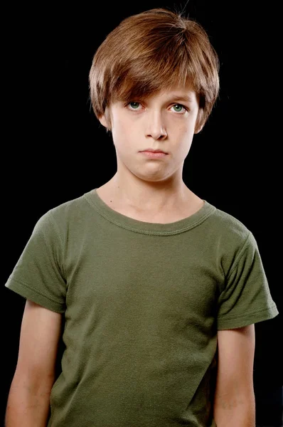 Серія виразів: Шкільний хлопчик ізольований на чорному тлі: сумний — стокове фото