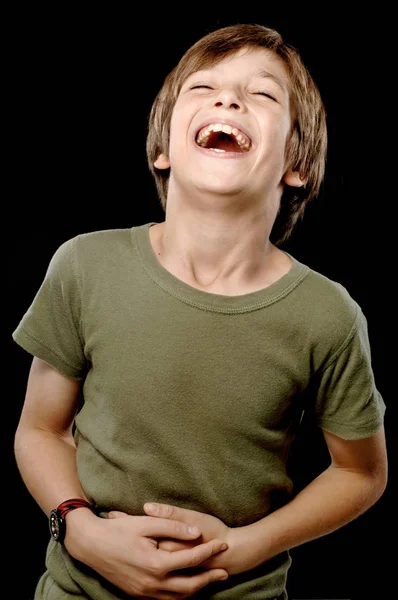 Série Expressões: Menino da escola isolado no fundo preto: barriga rindo feliz — Fotografia de Stock