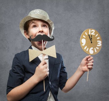 Mutlu yeni yıl serisi, 7 yıl olf mutlu ile evlat, birkaç fotoğraf Booth öğeyi eğlenirken tutarak. Gri beton arka plan karşı gece yarısından önce ile saat dakika