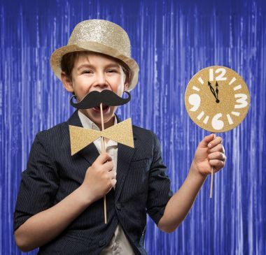 Mutlu yeni yıl serisi, 7 yıl olf mutlu ile evlat, birkaç fotoğraf Booth öğeyi eğlenirken tutarak. Mavi/mor Tinsel arka plan karşı gece yarısından önce ile saat dakika