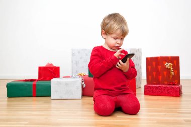 Hediyeler ve ağaç onun ile mutlu Noel şirin yürümeye başlayan çocuk serisi 