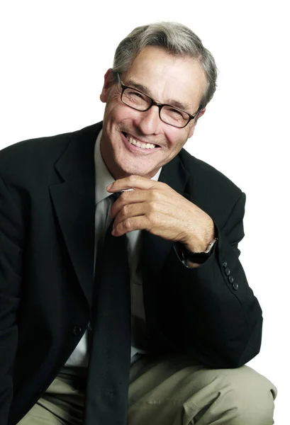 Portret van een Senior zakenman geïsoleerd op een witte achtergrond, glimlachend gelukkig — Stockfoto