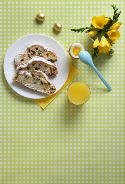 Helle bunte Urlaubstische - Draufsicht: weich gekochtes Ei, Ostereier, Osterbrot mit Butter und Orangensaft-Frühstück — Stockfoto