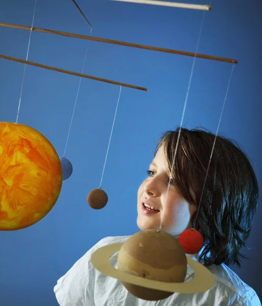 Niños y Ciencia, Proyecto del Sistema Solar hecho a sí mismo - Fotos de estudio con Young happy Boy —  Fotos de Stock