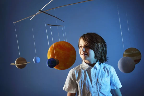 Niños y Ciencia, Proyecto del Sistema Solar hecho a sí mismo - Fotos de estudio con Young happy Boy — Foto de Stock