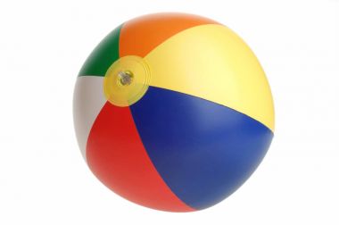 Renkli Beachball: Beyaz arka plan basit izole nesneleri
