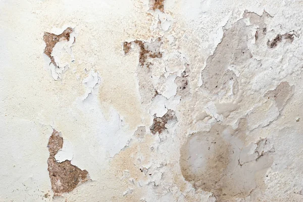 Грязная грязная белая стена на фоне трещин — стоковое фото