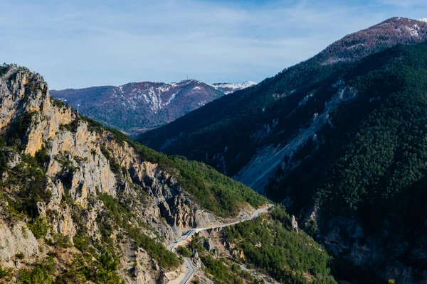 프랑스 알프스 산맥의 아름다운 경치와 뚜렷 한 대조를 이루는 도로: 각기 다른 형태 의 알프스 산맥 — 스톡 사진